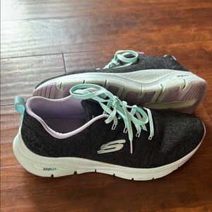 Like new! Skechers Black and Mint arch Sneakers